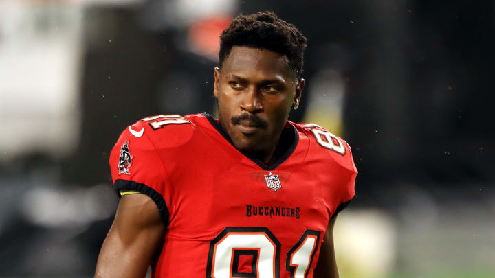 Antonio Brown es un receptor de Tampa Bay Buccaneers