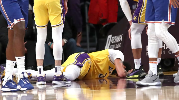 Anthony Davis sufrió una dura caída en el encuentro entre Lakers y Knicks