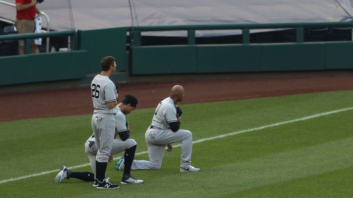 Los dos jugadores de los Yankees tocaron el terreno con su rodilla antes de comenzar el partido contra los Nacionales