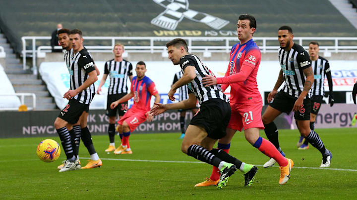 Chelsea e Newcastle United brigam em faixas diferentes do Campeonato Inglês.  