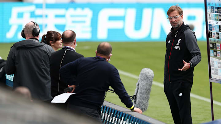 Manajer Liverpool Jurgen Klopp kala diwawancara awak media Manajer Liverpool Jurgen Klopp kala diwawancara awak media