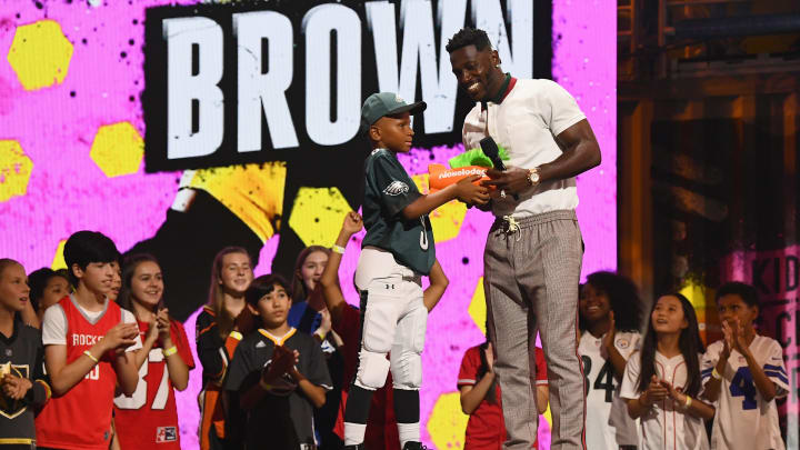 Antonio Brown realizó un campamento de football para 200 niños