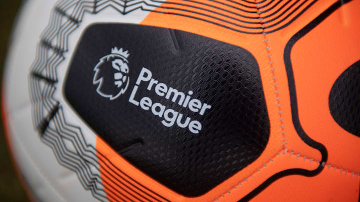 Bola dengan logo Liga Inggris (Premier League) Bola dengan logo Liga Inggris (Premier League)