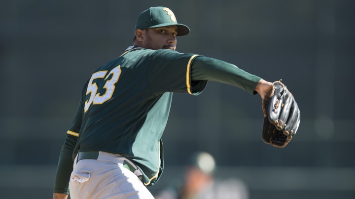 Félix Doubront en acción en el partido entre Atléticos de Oakland y Medias Blancas de Chicago en MLB