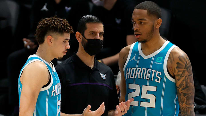LaMelo Ball, a la izquierda, fue la primera selección general de los Hornets en el draft de 2020