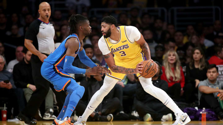 Anthony Davis enfrentando a OKC en la campaña 2019