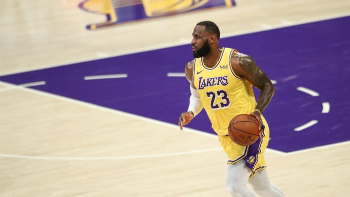 James lidera a los Lakers en minutos por partido a sus 36 años