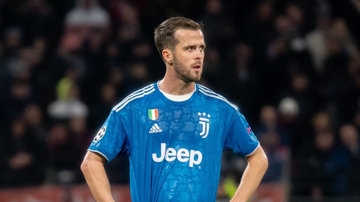 Olympique Lyon v Juventus - UEFA Champions League Round of 16: First Leg