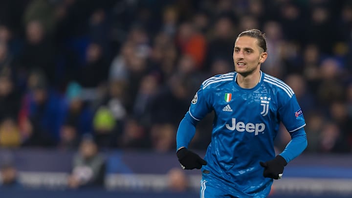 Olympique Lyon v Juventus - UEFA Champions League Round of 16: First Leg