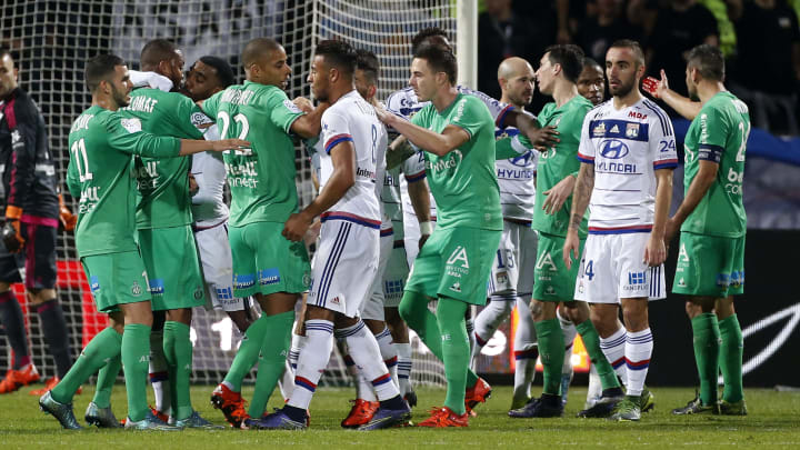 Les matchs entre Lyon et Saint-Etienne se terminent souvent en bagarre. 