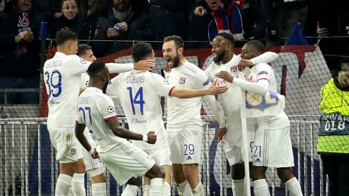 Los jugadores del Lyon celebrando el gol de Tousart