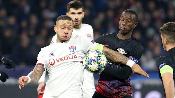 Memphis Depay y Amadou Haidara 