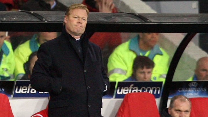 Koeman dirigiendo un partido de Champions League con el PSV