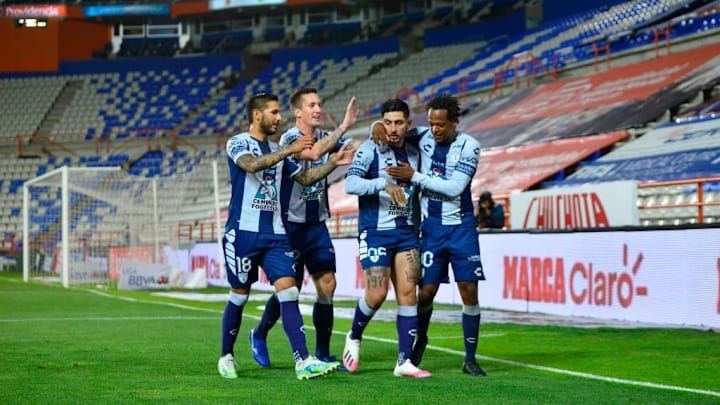 Jugadores del Pachuca celebran un gol en partido ante Mazatlán FC.