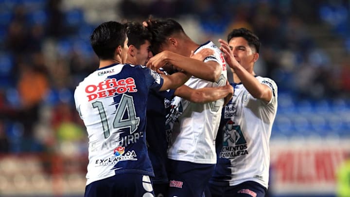 Jugadores del Pachuca celebran un gol en partido ante Toluca.