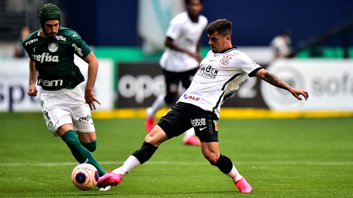 Fagner pode desfalcar Corinthians na estreia do Campeonato Brasileiro.