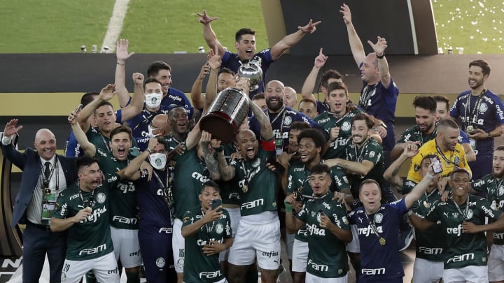 Palmeiras pode ganhar R$ 250 milhões em premiações na temporada; Flamengo de 2019 atingiu quase R$ 100 milhões a menos. Palmeiras pode ganhar R$ 250 milhões em premiações na temporada; Flamengo de 2019 atingiu quase R$ 100 milhões a menos.