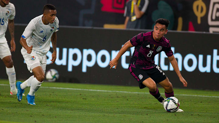 Carloso Rodríguez controla el balón ante la marca de Víctor Grirrith. Carloso Rodríguez controla el balón ante la marca de Víctor Grirrith.