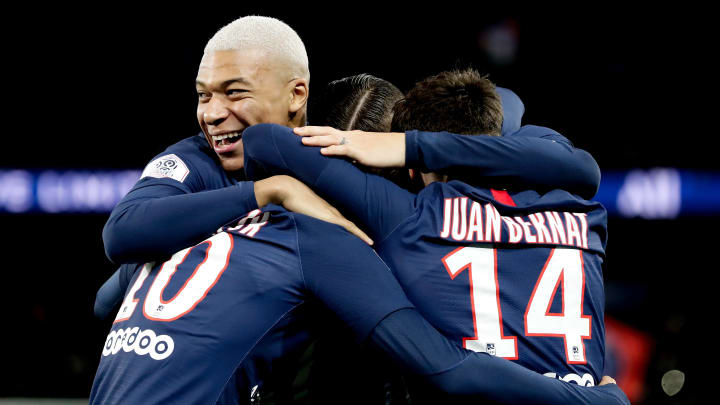 Huit joueurs du PSG composent le XI de l'année de l'Équipe. Huit joueurs du PSG composent le XI de l'année de l'Équipe.
