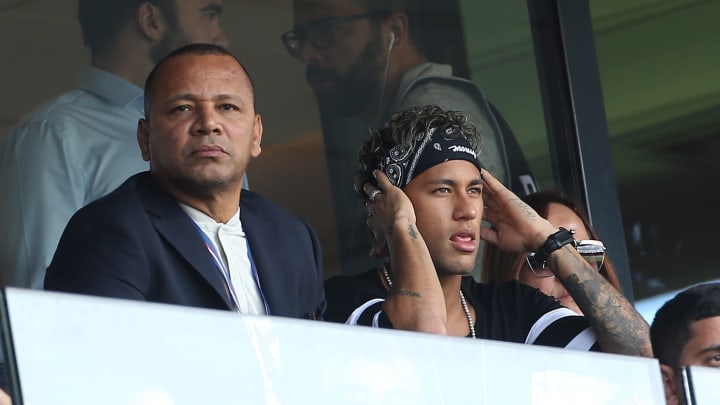 Neymar Paï s'en prend à l'arbitrage après le tacle de Thiago Mendes Neymar Paï s'en prend à l'arbitrage après le tacle de Thiago Mendes