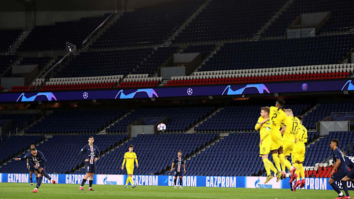 Ein Bild, das schon bald zur Normalität werden sollte: Fußballspiele vor leeren Rängen (hier im Pariser Prinzenpark-Stadion beim Spiel PSG gegen BVB)