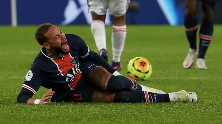 Neymar est sorti sur civière après un tacle de Thiago Mendes Neymar est sorti sur civière après un tacle de Thiago Mendes