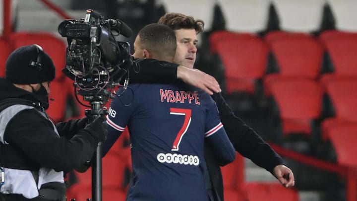 Pochettino enlace Kylian Mbappé. 