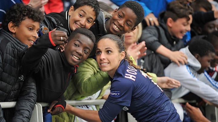 Jessica Houara avec les supporters du PSG après un match de Ligue des Champions face au VfL Wolfsburg