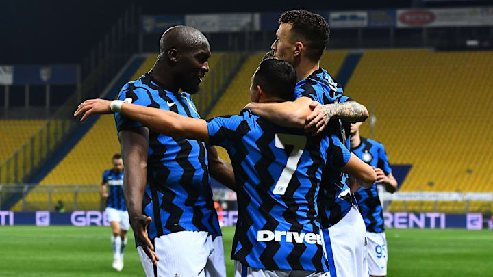 Lukaku e Perisic abbracciano Sanchez dopo un gol a Parma Lukaku e Perisic abbracciano Sanchez dopo un gol a Parma