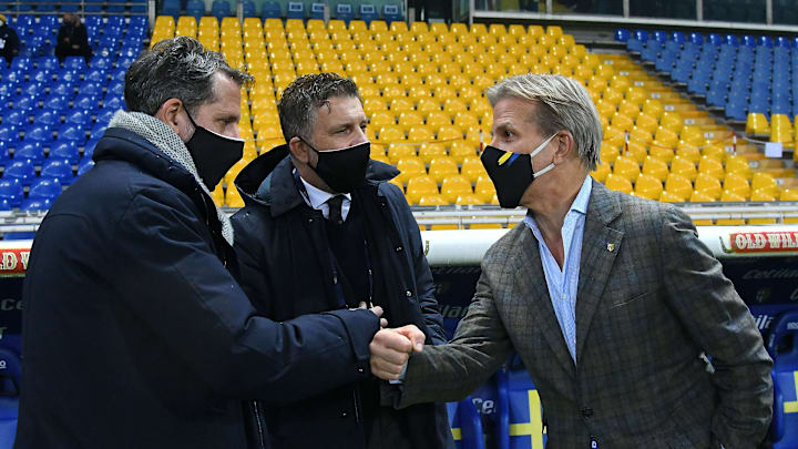 Il direttore dell'area tecnica della Juventus, Paratici, saluta il presidente del Parma, tra le società più attive in Europa nel mercato invernale