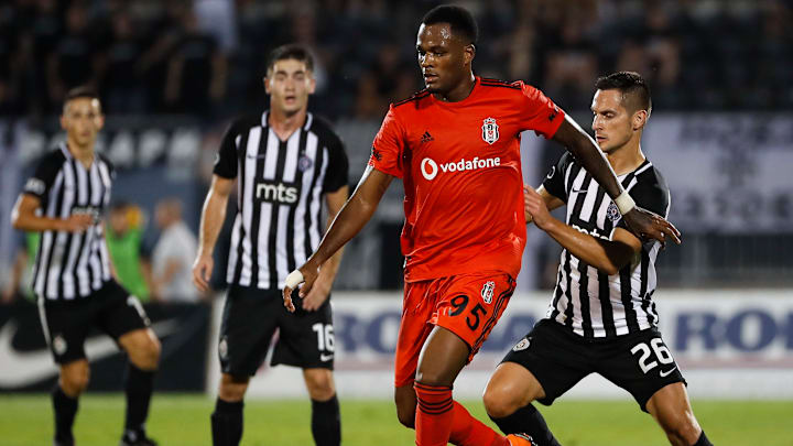 Cyle Larin, Partizan savunmasının arasında. Cyle Larin, Partizan savunmasının arasında.