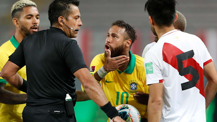 Neymar marcó el penal que fue cobrado tras una polémica falta. Neymar marcó el penal que fue cobrado tras una polémica falta.