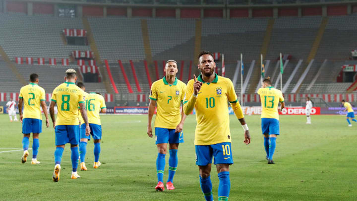 Neymar celebra un gol con Brasil