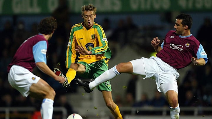 Peter Crouch battles with Ian Pearce