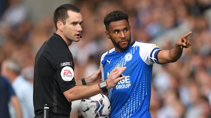Bald auch in der Premier League unterwegs: Der australische Schiedsrichter Jarred Gillett (links) Bald auch in der Premier League unterwegs: Der australische Schiedsrichter Jarred Gillett (links)
