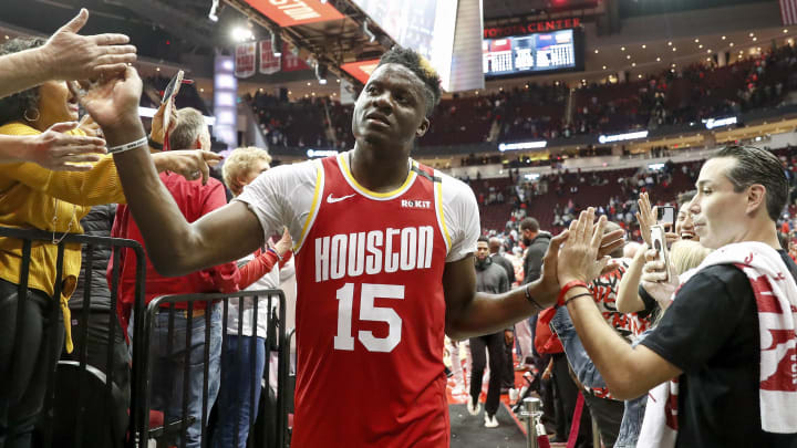 Capela deja a los Rockets en su sexta campaña en la NBA