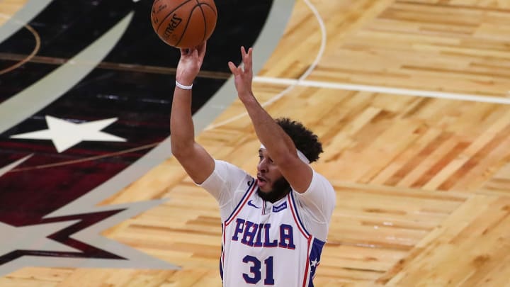 Curry ha tenido un notable debut con los 76ers