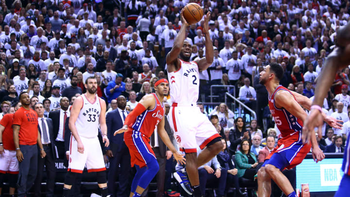 Kawhi Leonard lanza el balón en Juego 7 de playoffs NBA entre Philadelphia 76ers y Toronto Raptors