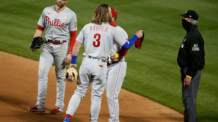 El astro de los Filis tuvo una fuerte discusión con el umpire