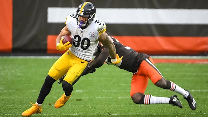 The Arizona Cardinals are expected to meet with free-agent running back James Conner. The Arizona Cardinals are expected to meet with free-agent running back James Conner.