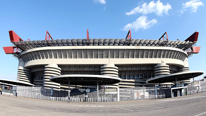 Lo Stadio "Meazza" di Milano visto dall'esterno Lo Stadio "Meazza" di Milano visto dall'esterno