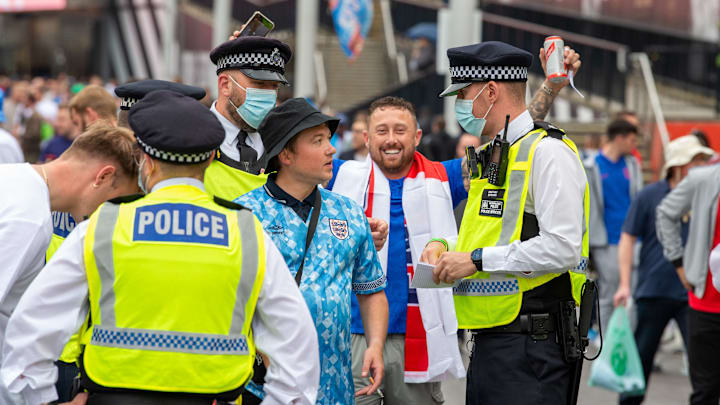 Controlli della Polizia ai supporters inglesi Controlli della Polizia ai supporters inglesi