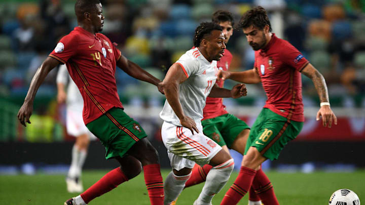 Adama Traoré driba durante el partido entre España y Portugal