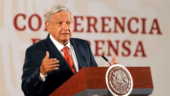 AMLO dijo que las críticas de los famosos ayudan porque "prueban el grado de madurez política del pueblo"