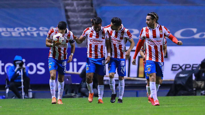 Jugadores de las Chivas del Guadalajara celebran un gol.