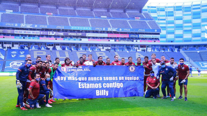 Cruz Azul brindando un mensaje de apoyo a Billy Álvarez, previo a su compromiso ante Puebla en la jornada 2 del torneo Guard1anes 2020