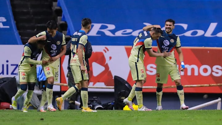 Jugadores del América celebran un gol ante Puebla.
