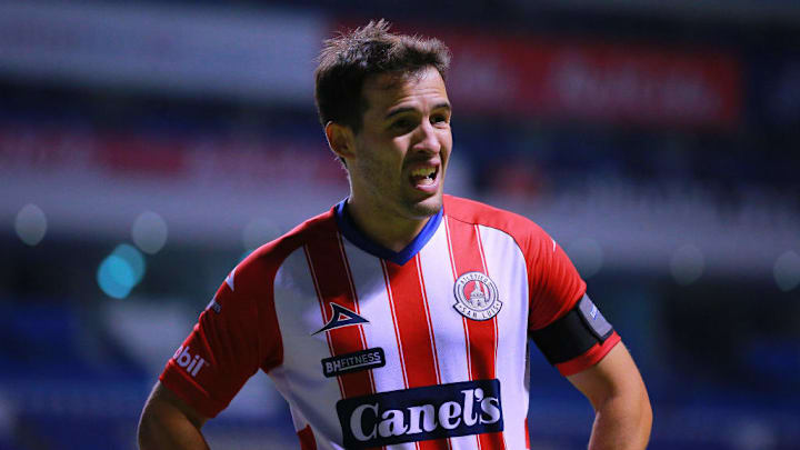 Jugadore del Atlético San Luis se lamenta en un partido.