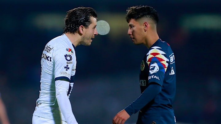 Alan Mozo se encara ante un futbolista del América.