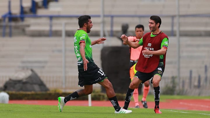 Maximiliano Olivera festeja un gol con Luis Hernández en partido entre FC Juáresz y los Pumas UNAM.